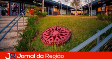 Outlet Premium cria área interativa para troca de figurinhas da Copa