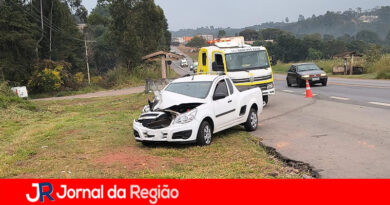 Picape e ônibus batem na Rodovia Edgard Zambotto, em Jarinu