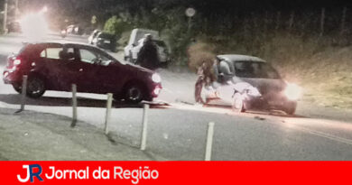 Carros batem em cruzamento da rua Dario Bochino. Moradores pedem volta da lombada