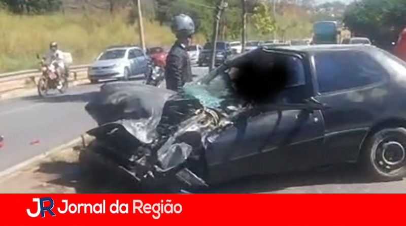 Carro e moto batem na Duque de Caxias, em Várzea Paulista