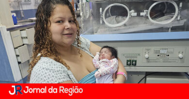 A luta dos bebês prematuros: Família comemora cada grama da menina Aurora