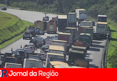 Colisão entre caminhões deixa um morto e três feridos