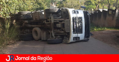 Caminhão tomba e bloqueia rua no Corrupira