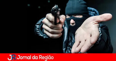 Três criminosos armados rendem família e fazem transferências PIX em Jundiaí