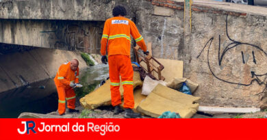 Serviços Públicos faz limpeza geral na Vila Argos