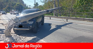 Caminhonete derruba poste na Marginal do Rio Jundiaí