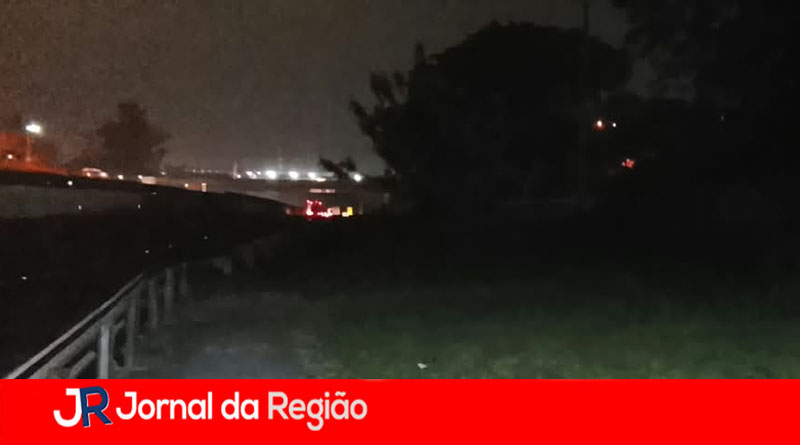 Leitor pede para Motiva Autoban corte de mato e iluminação em ponto de ônibus