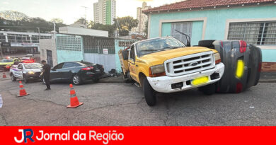 Caminhão arrasta carro e bate contra muro