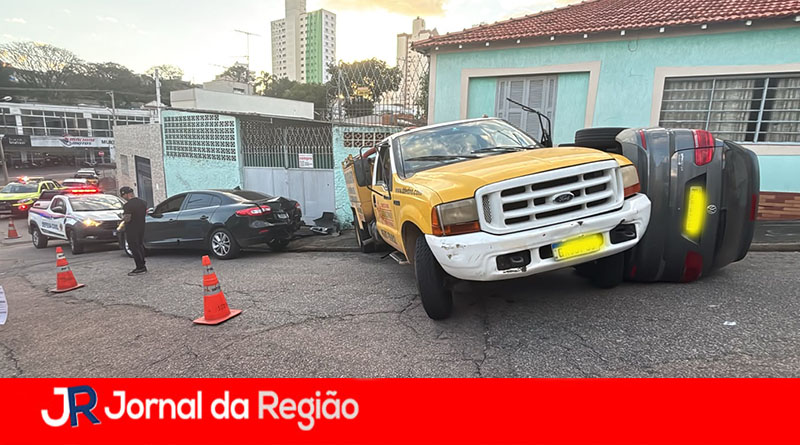 Caminhão arrasta carro e bate contra muro