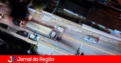 Carreta trava na subida da rua Messina