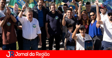 João Paulo e Luiz promovem adesivaço em cinco cidades
