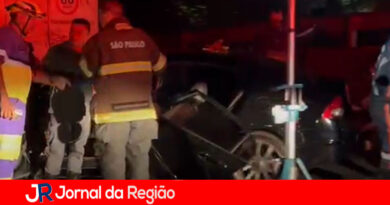 Carro bate na traseira de carreta na Marginal da Anhanguera