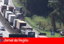 Colisão entre caminhões interdita a Anhanguera