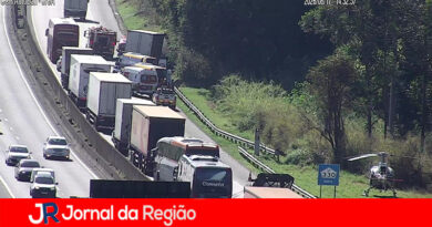Colisão entre caminhões interdita a Anhanguera