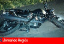 Carro derruba motociclista, que cai contra ônibus na Bandeirantes