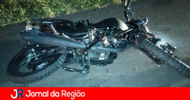 Carro derruba motociclista, que cai contra ônibus na Bandeirantes