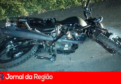 Carro derruba motociclista, que cai contra ônibus na Bandeirantes