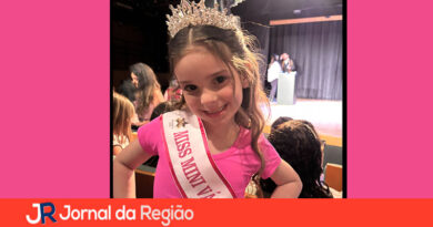 Menina autista de 5 anos é coroada mini miss de Várzea Paulista e emociona em desfile
