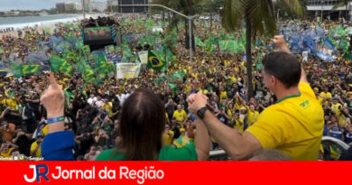 Flávio Bolsonaro ganha camisa autografada por Neymar