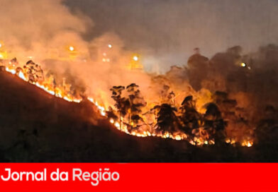 Fogo “desce” morro e chega próximo da Marginal do Rio Jundiaí