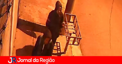 Câmera registra dois suspeitos de furto de R$ 25 mil em fios