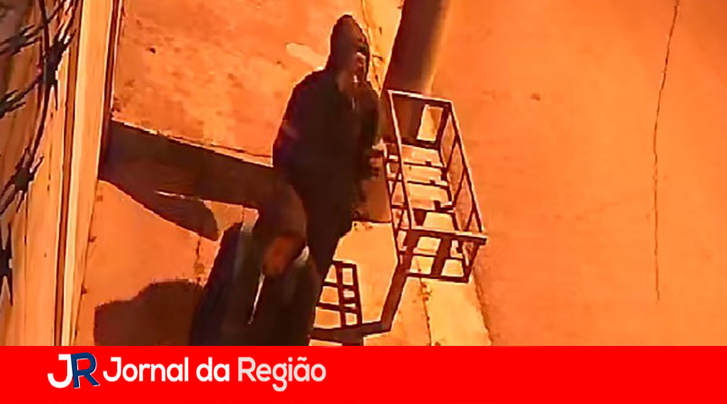 Câmera registra dois suspeitos de furto de R$ 25 mil em fios