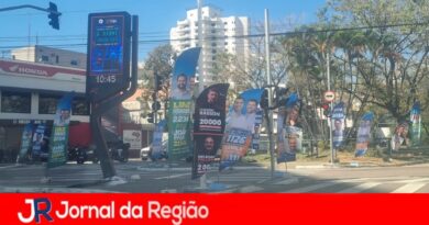Leitora pede fiscalização em banners de candidatos em faixas de pedestres