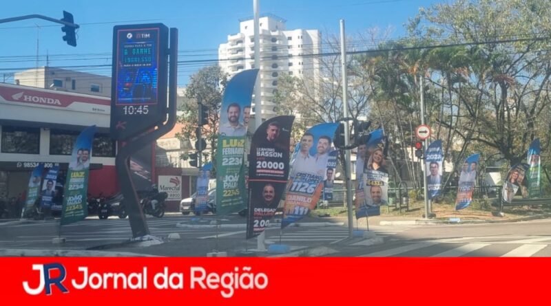 Leitora pede fiscalização em banners de candidatos em faixas de pedestres