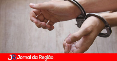 Mulher é presa por tentar matar a irmã e a própria mãe com faca
