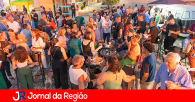 Música, lanches e bebidas no estacionamento do Paço Municipal de Jundiaí