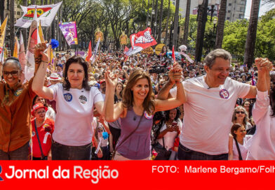 Em ato na Catedral da Sé, Haddad diz que Flávio Bolsonaro tem postura de intolerância religiosa