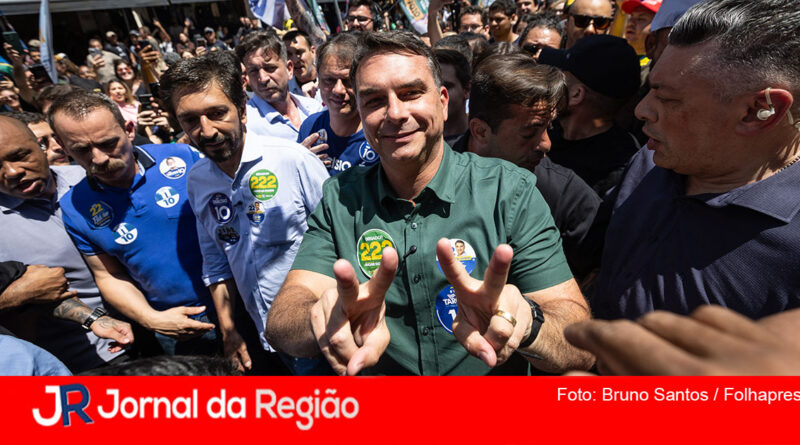 Flávio Bolsonaro ergue imagem de Nossa Senhora no Braz e Mercadão em SP