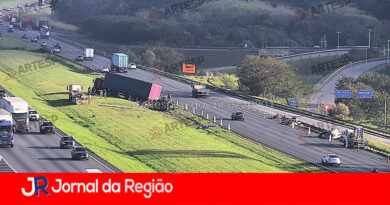 Três carretas batem na Bandeirantes e uma pessoa sofre ferimentos graves