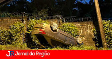 Carro capota no Engordadouro, em Jundiaí