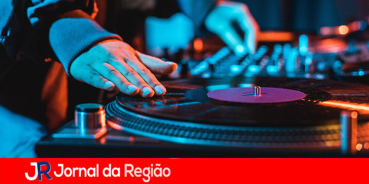 DJ DISCOTECA MUSICA Depositphotos 248922456 XL copiar