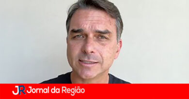 TSE aceita ação de Flávio Bolsonaro contra Lula por desfile no Carnaval