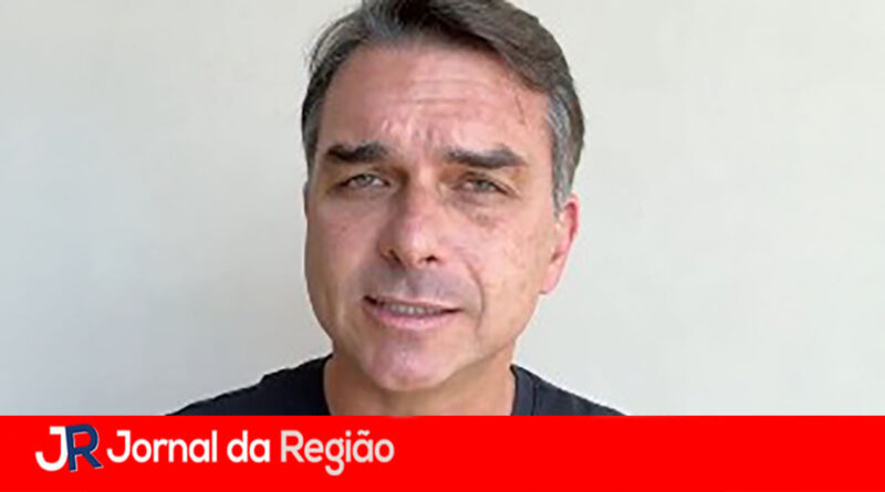 TSE aceita ação de Flávio Bolsonaro contra Lula por desfile no Carnaval