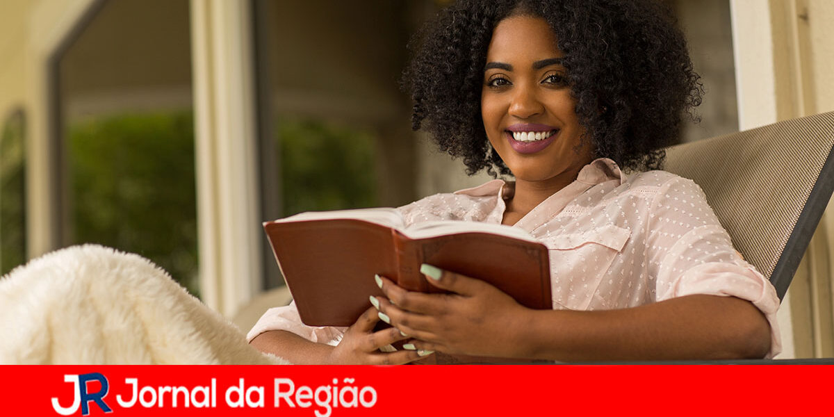 LIVRO LEITURA Depositphotos 240620216 XL copiar