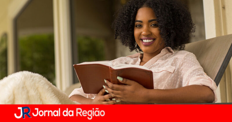 LIVRO LEITURA Depositphotos 240620216 XL copiar