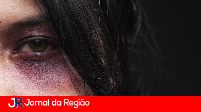 Homem é preso em flagrante após agredir companheira com socos no rosto