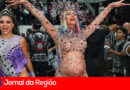 De barrigão, Sabrina Sato brilha com look ‘bedazzled’