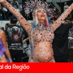 De barrigão, Sabrina Sato brilha com look ‘bedazzled’