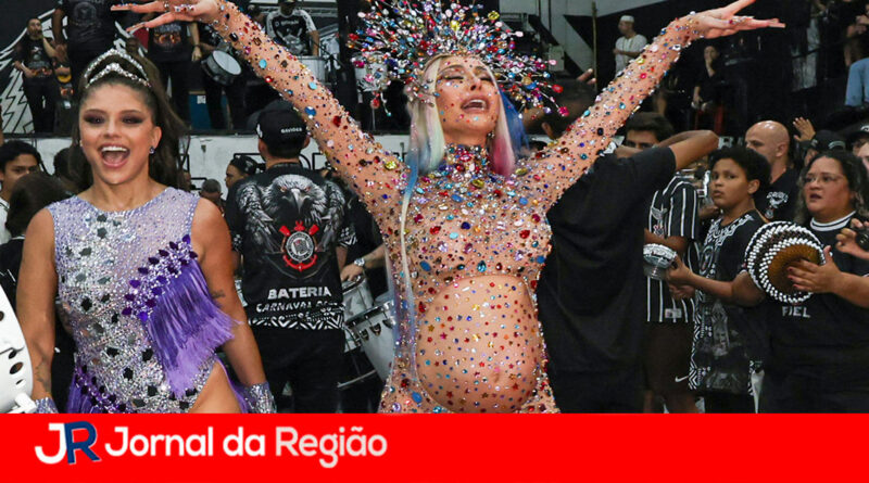 De barrigão, Sabrina Sato brilha com look ‘bedazzled’