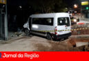 Van atravessa série de placas e invade canteiro de obras em Jundiaí