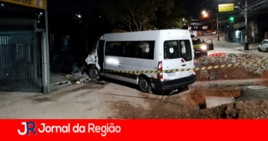 Van atravessa série de placas e invade canteiro de obras em Jundiaí