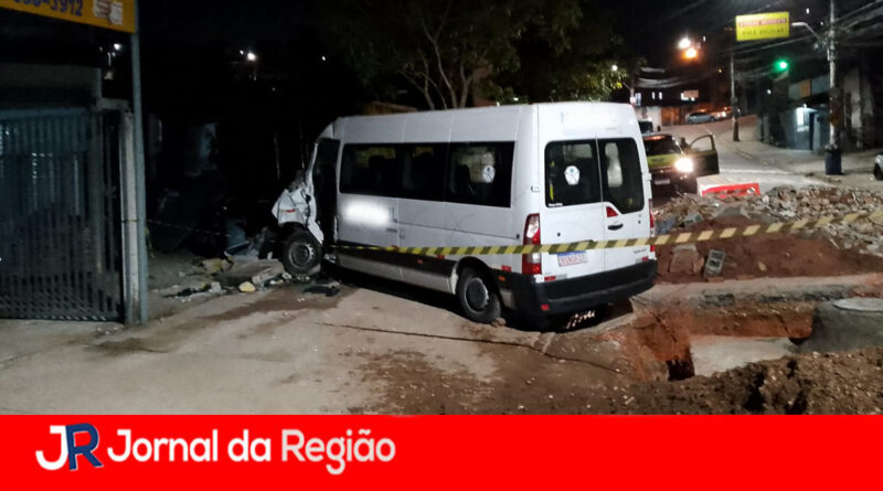 Van atravessa série de placas e invade canteiro de obras em Jundiaí