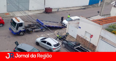 Equipe do Trânsito guincha cinco carros irregulares na Vila Arens