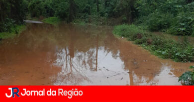 Rio Tietê transborda no bairro do Bananal, em Cabreúva