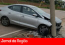 Carro bate em poste em frente ao Outlet Premium, em Itupeva