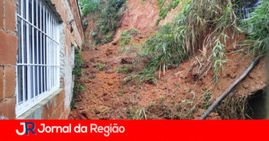 Deslizamento de barranco atinge casa no Jardim Caçula, em Jundiaí